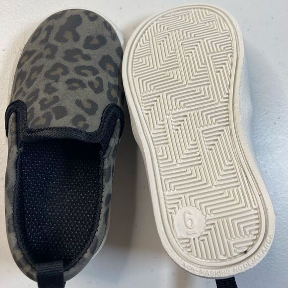 NWOB Skywheel Unisex Toddler Gray Animal Print Slip On Flats - Size 6 - Picture 8 of 9